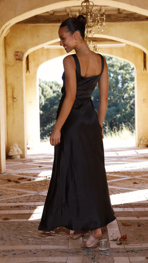 Alaria Maxi Dress – Sleek Elegance with Effortless Glamour