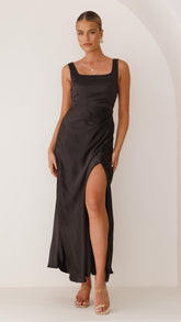 Alaria Maxi Dress – Sleek Elegance with Effortless Glamour